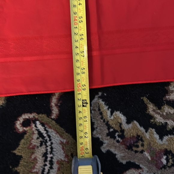 Red oval holiday tablecloth - Picture 4 of 6